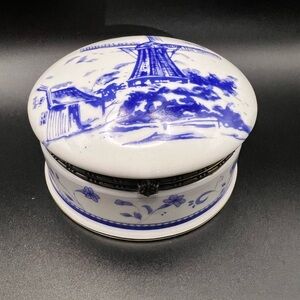 Vintage Blue/White Delft Round Trinket Box.